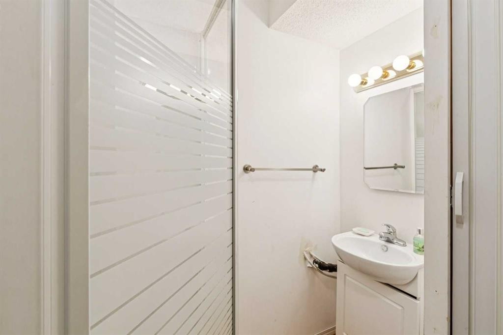 10521 Hidden Valley Drive Nw, Calgary, AB - Indoor Photo Showing Bathroom