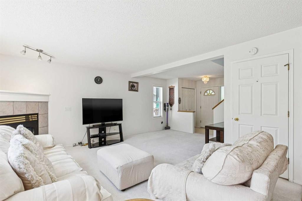10521 Hidden Valley Drive Nw, Calgary, AB - Indoor Photo Showing Living Room