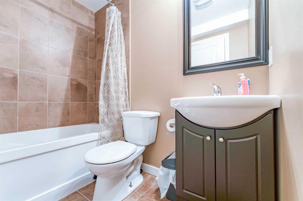 57 Sage Bank Grove Nw, Calgary, AB - Indoor Photo Showing Bathroom