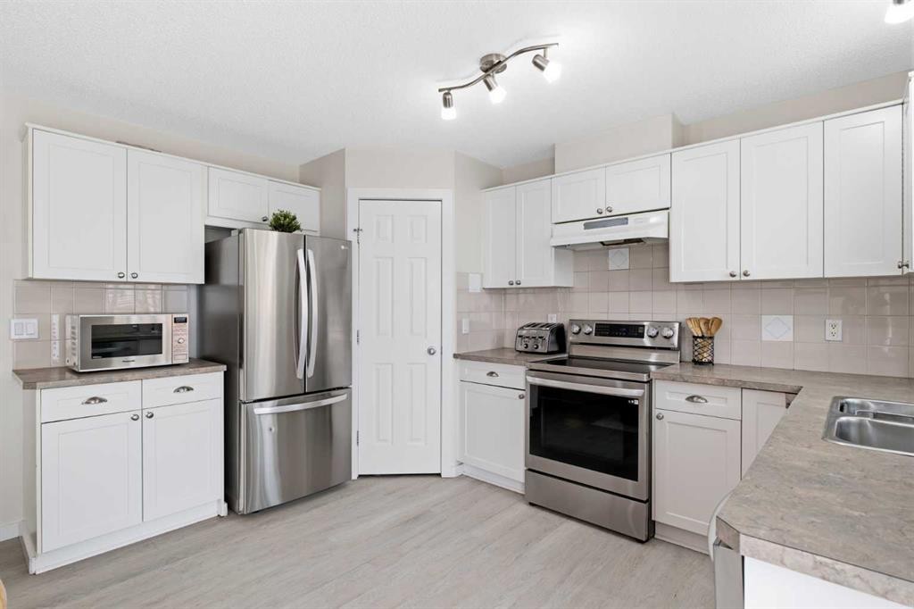 9 Ross Place, Crossfield, AB - Indoor Photo Showing Kitchen With Double Sink