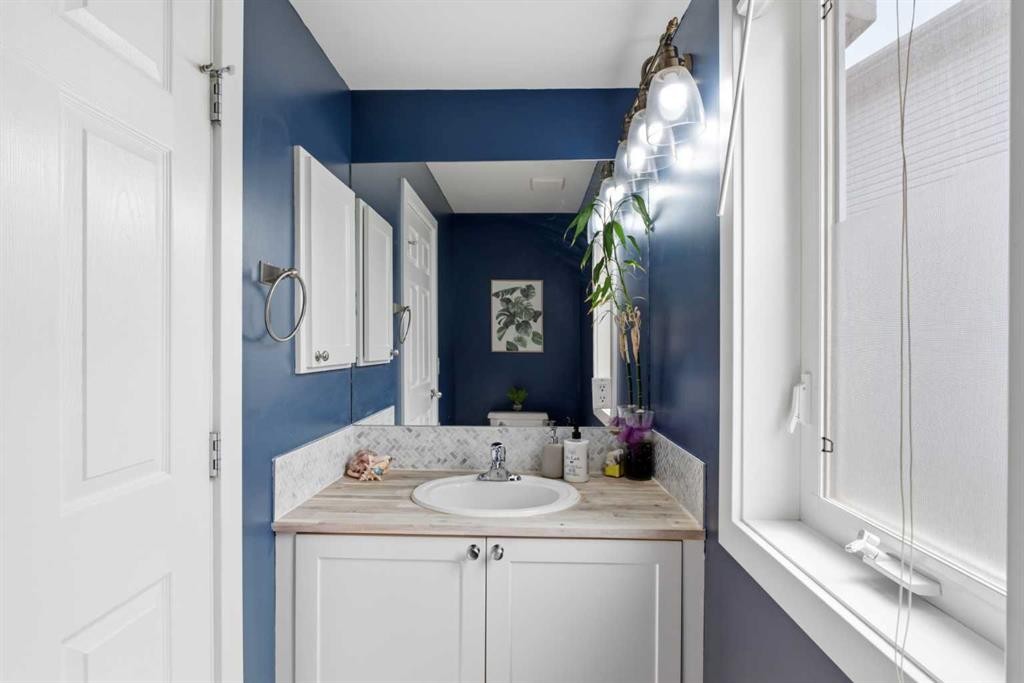 9 Ross Place, Crossfield, AB - Indoor Photo Showing Bathroom