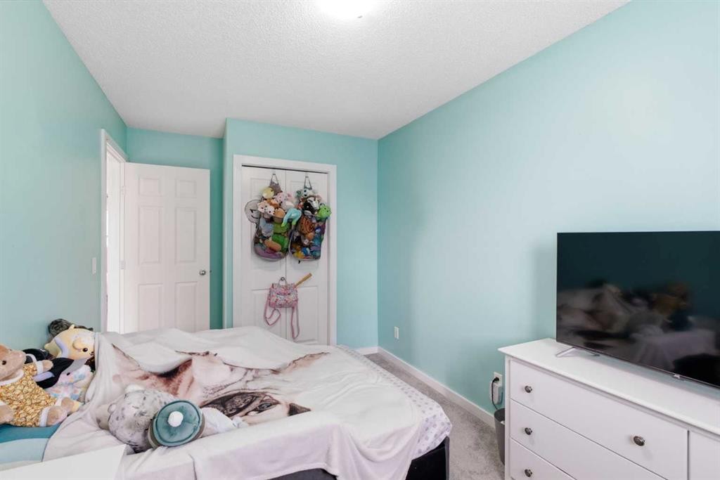 9 Ross Place, Crossfield, AB - Indoor Photo Showing Bedroom