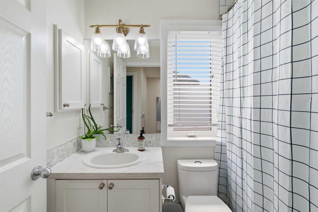 9 Ross Place, Crossfield, AB - Indoor Photo Showing Bathroom