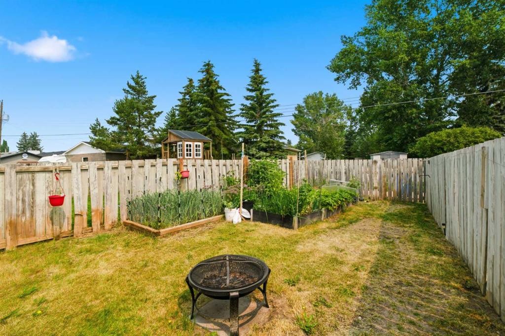 9 Ross Place, Crossfield, AB - Outdoor With Backyard