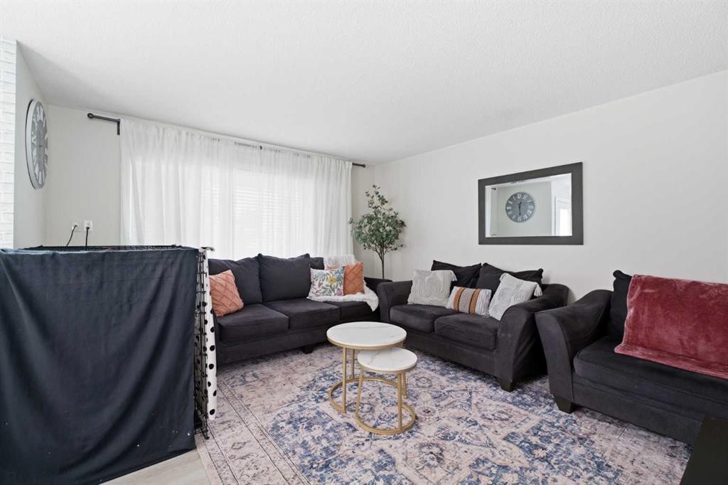 9 Ross Place, Crossfield, AB - Indoor Photo Showing Living Room