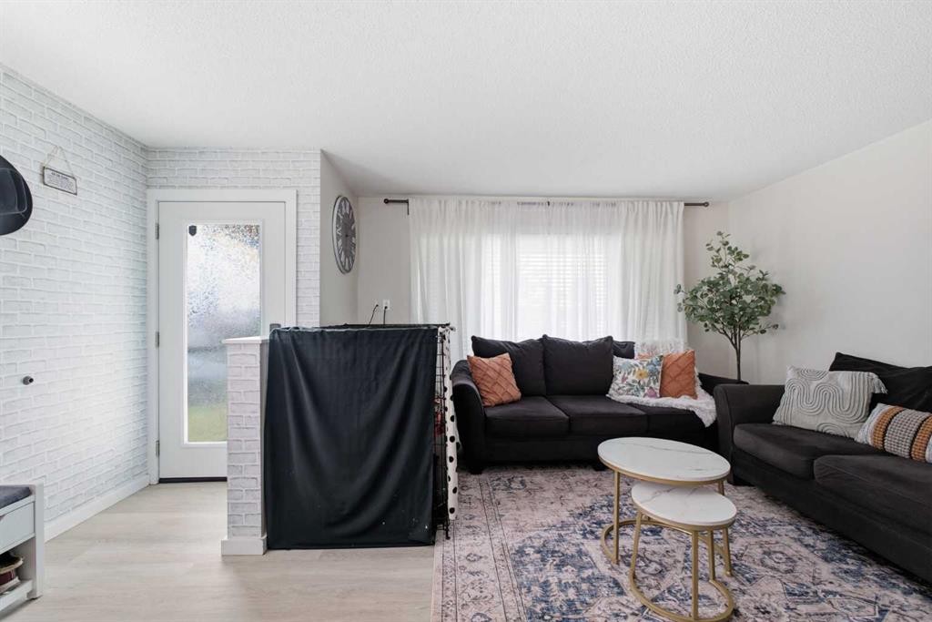 9 Ross Place, Crossfield, AB - Indoor Photo Showing Living Room