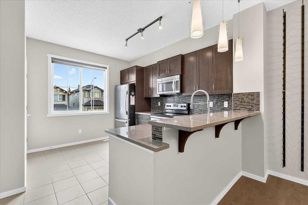 77 Kinlea Way Nw, Calgary, AB - Indoor Photo Showing Kitchen