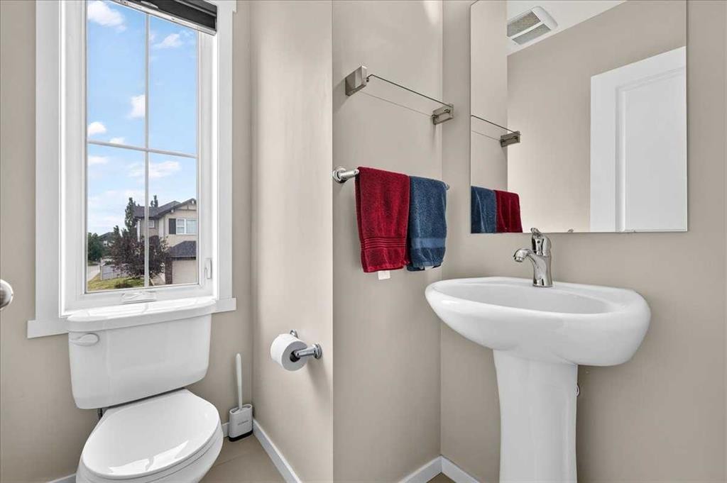 77 Kinlea Way Nw, Calgary, AB - Indoor Photo Showing Bathroom