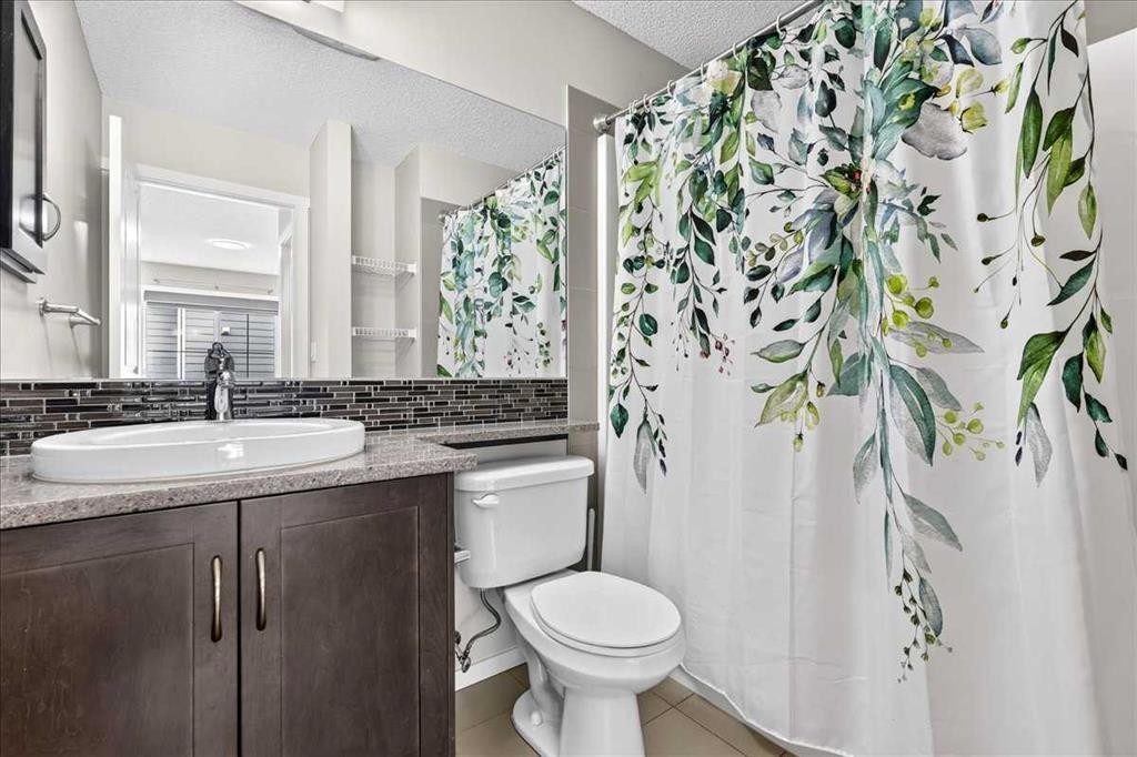 77 Kinlea Way Nw, Calgary, AB - Indoor Photo Showing Bathroom
