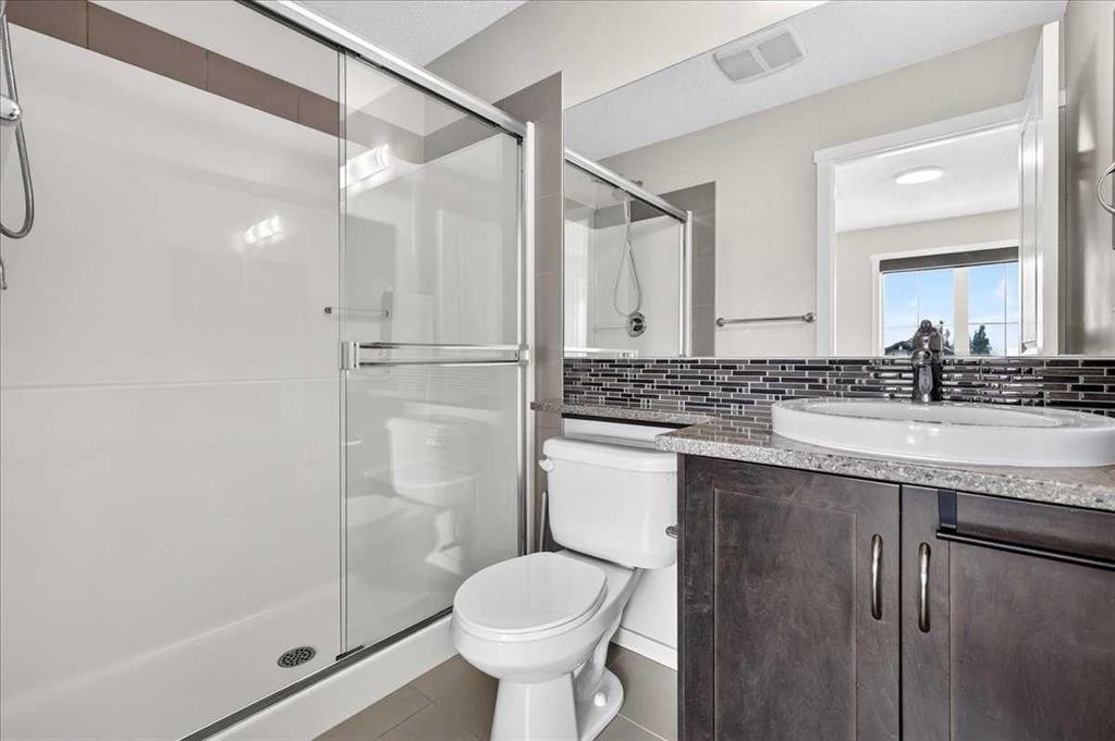 77 Kinlea Way Nw, Calgary, AB - Indoor Photo Showing Bathroom