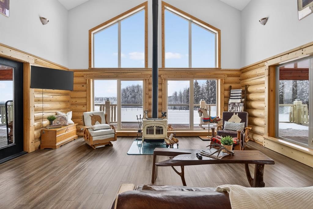 3-4535 Township Road 320, Rural Mountain View County, AB - Indoor Photo Showing Living Room