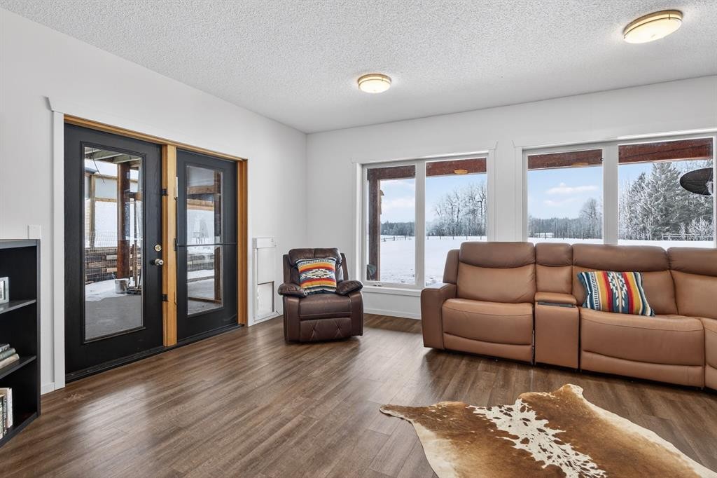 3-4535 Township Road 320, Rural Mountain View County, AB - Indoor Photo Showing Living Room