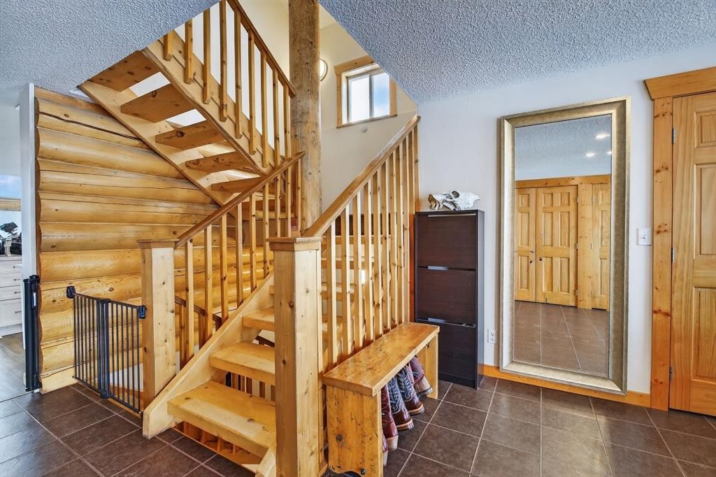 3-4535 Township Road 320, Rural Mountain View County, AB - Indoor Photo Showing Other Room