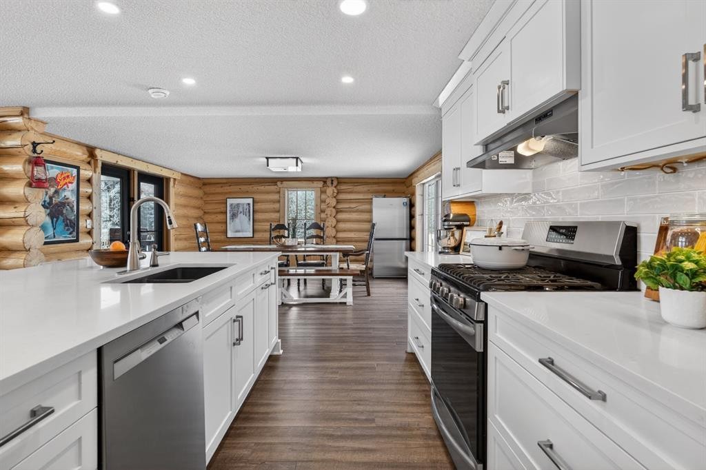 3-4535 Township Road 320, Rural Mountain View County, AB - Indoor Photo Showing Kitchen With Upgraded Kitchen