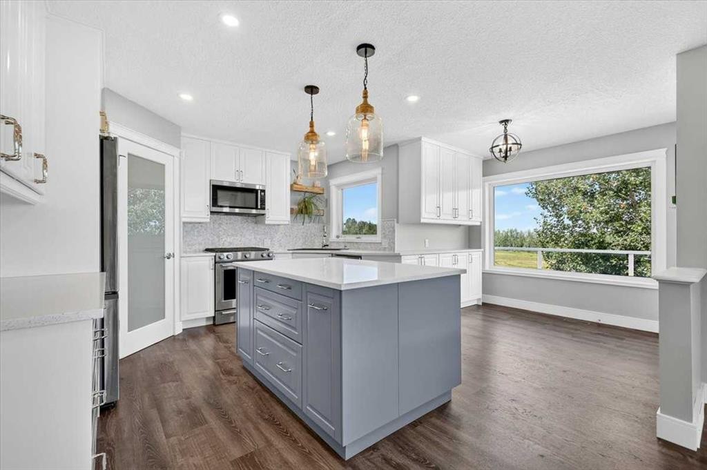 76-16044 258 Avenue East, Rural Foothills County, AB - Indoor Photo Showing Kitchen With Upgraded Kitchen