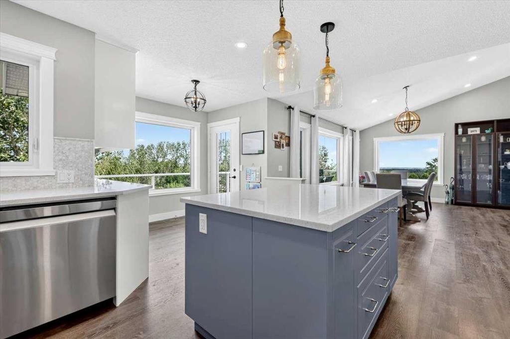 76-16044 258 Avenue East, Rural Foothills County, AB - Indoor Photo Showing Kitchen With Upgraded Kitchen