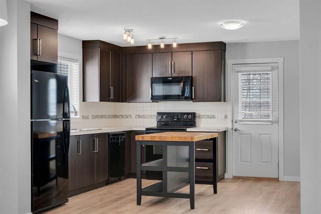 406 Mckenzie Towne Close Se, Calgary, AB - Indoor Photo Showing Kitchen