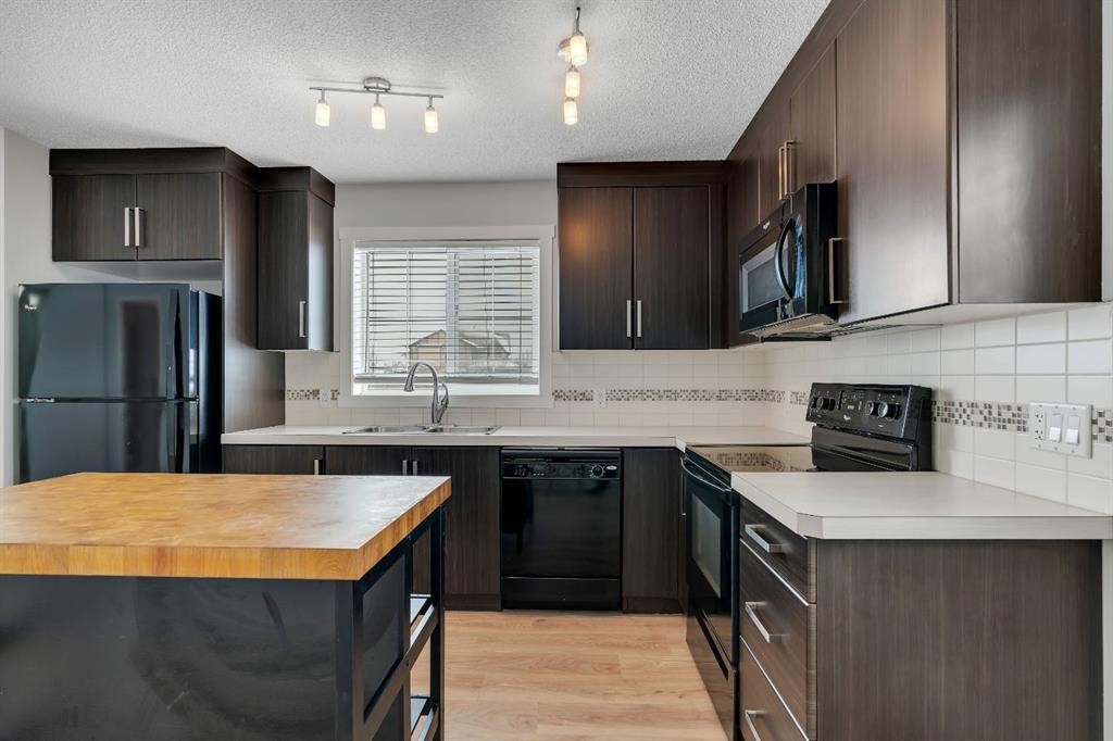 406 Mckenzie Towne Close Se, Calgary, AB - Indoor Photo Showing Kitchen