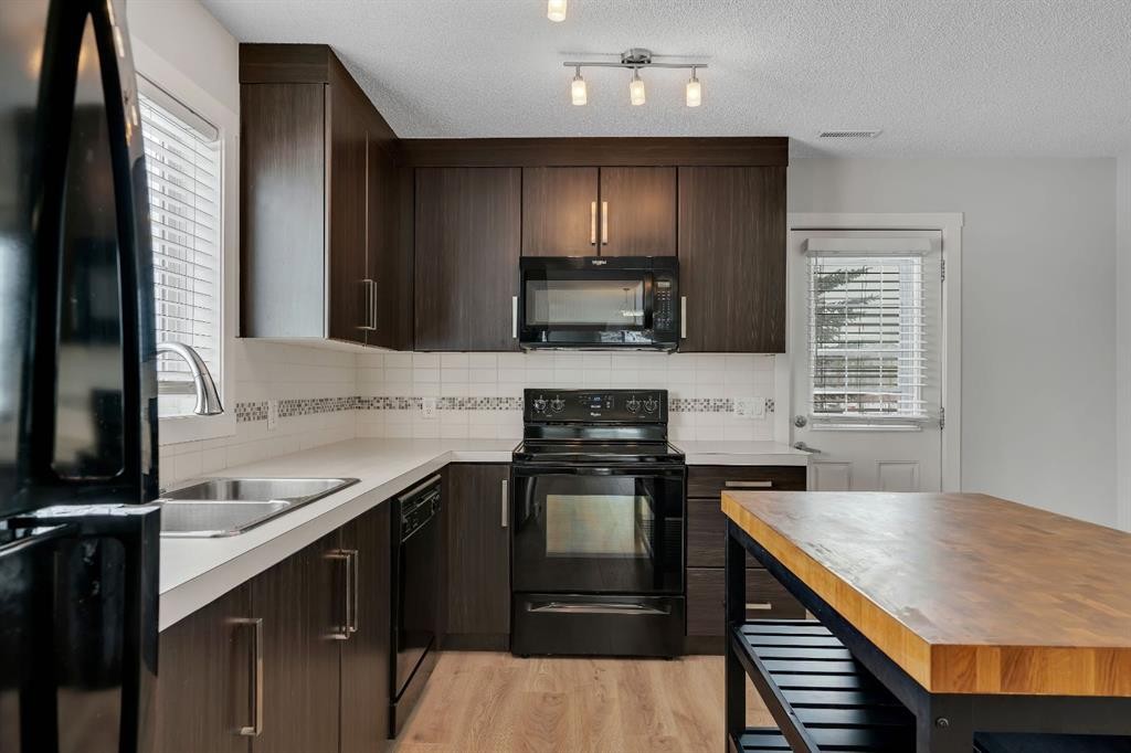 406 Mckenzie Towne Close Se, Calgary, AB - Indoor Photo Showing Kitchen With Double Sink