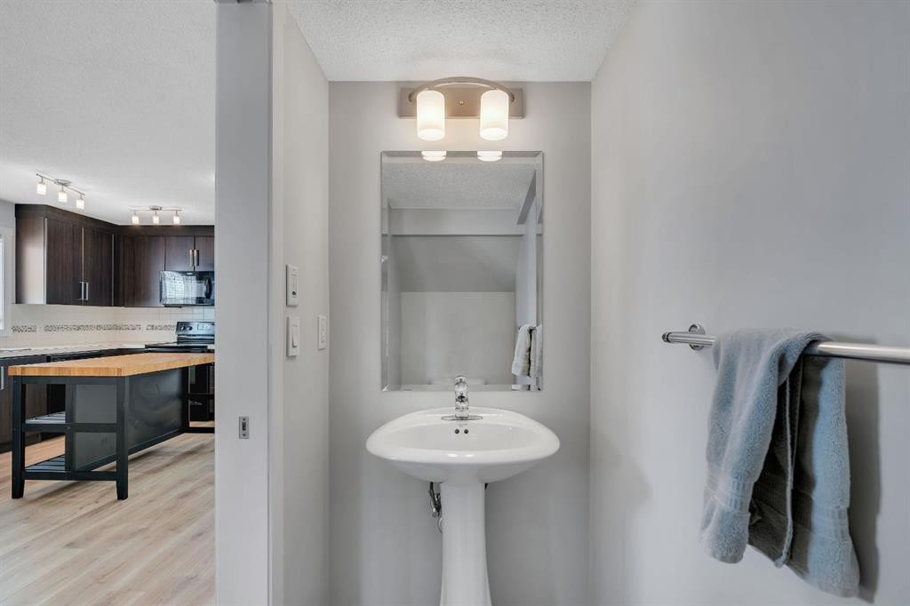 406 Mckenzie Towne Close Se, Calgary, AB - Indoor Photo Showing Bathroom