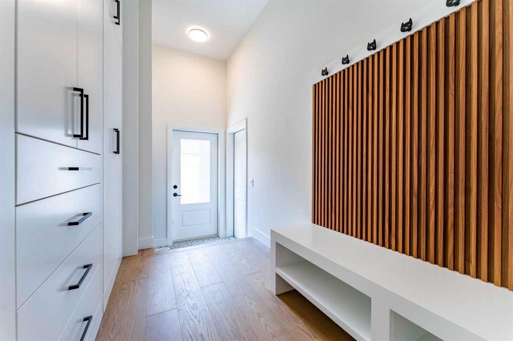 812 1 Street Nw, Calgary, AB - Indoor Photo Showing Other Room