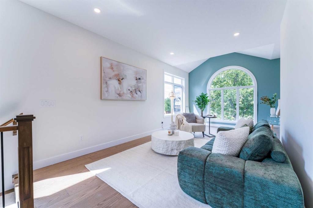 812 1 Street Nw, Calgary, AB - Indoor Photo Showing Living Room