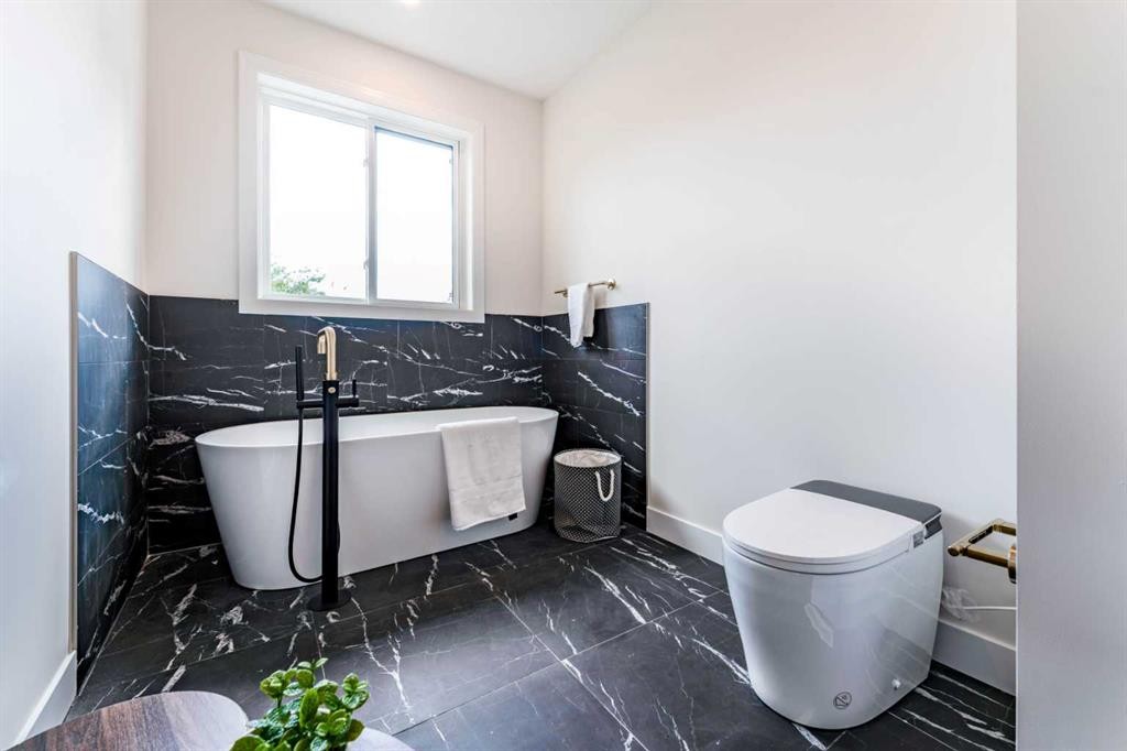 812 1 Street Nw, Calgary, AB - Indoor Photo Showing Bathroom