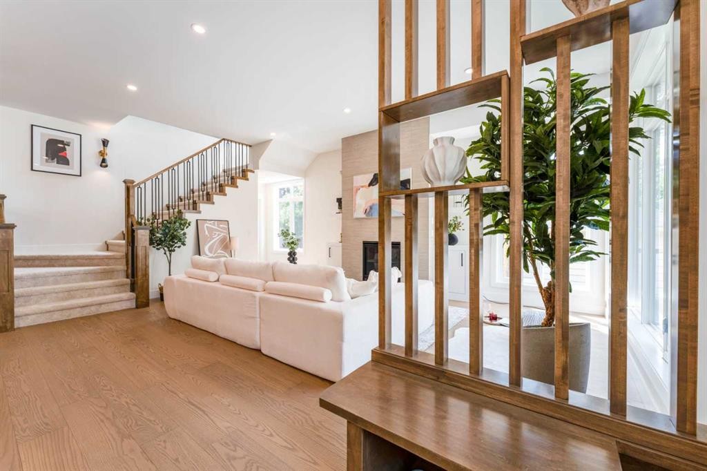 812 1 Street Nw, Calgary, AB - Indoor Photo Showing Other Room