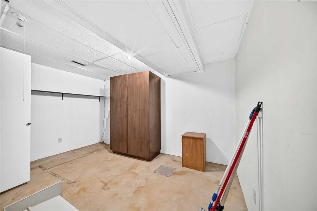 6437 Coach Hill Road Sw, Calgary, AB - Indoor Photo Showing Other Room
