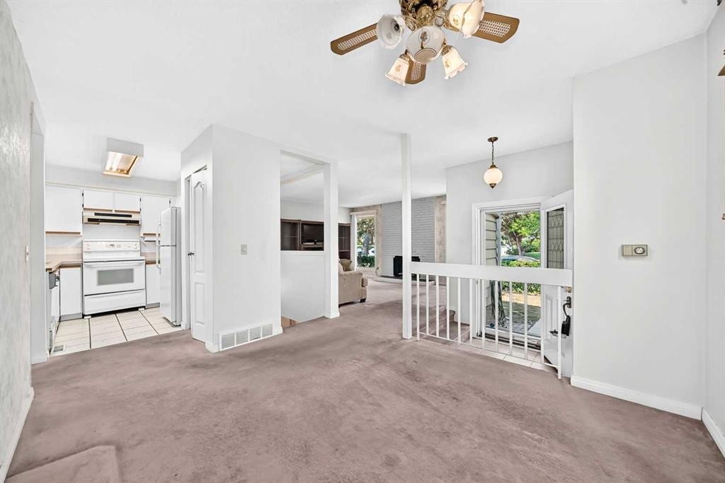 6437 Coach Hill Road Sw, Calgary, AB - Indoor Photo Showing Kitchen With Double Sink