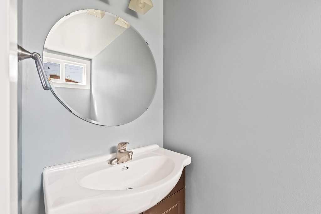 7-1603 Mcgonigal Drive Ne, Calgary, AB - Indoor Photo Showing Bathroom