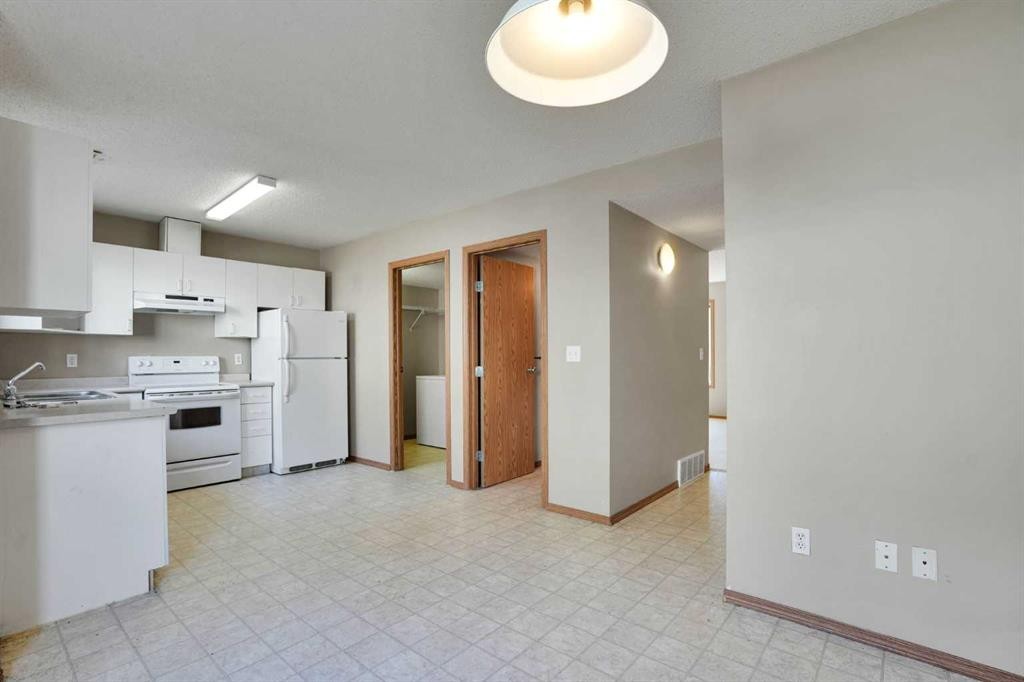 575-100 Jordan Parkway, Red Deer, AB - Indoor Photo Showing Kitchen With Double Sink