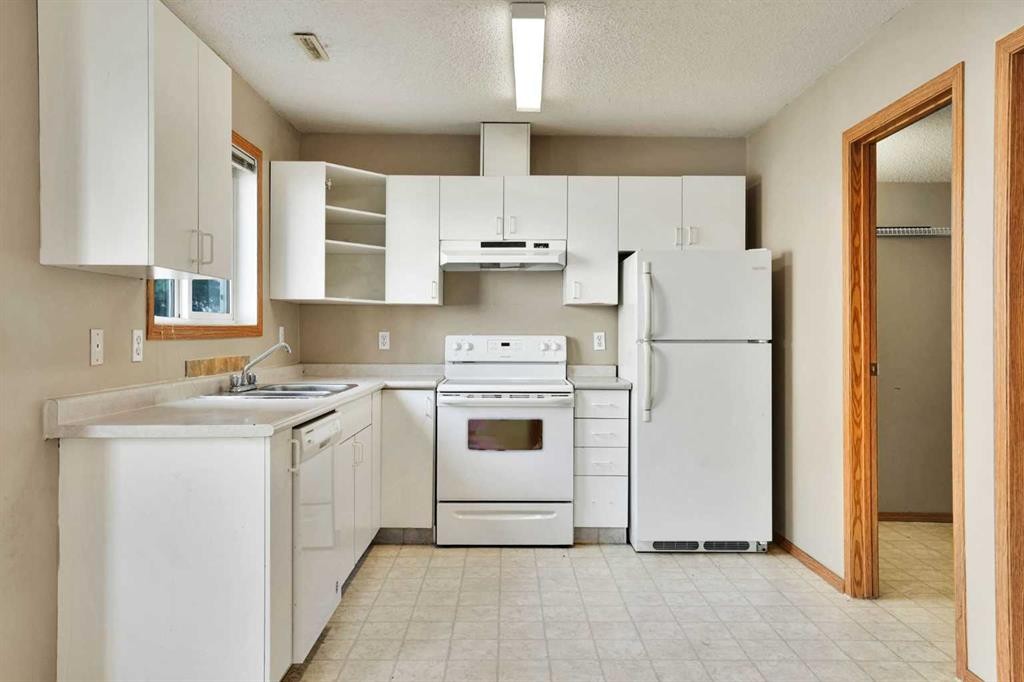 575-100 Jordan Parkway, Red Deer, AB - Indoor Photo Showing Kitchen