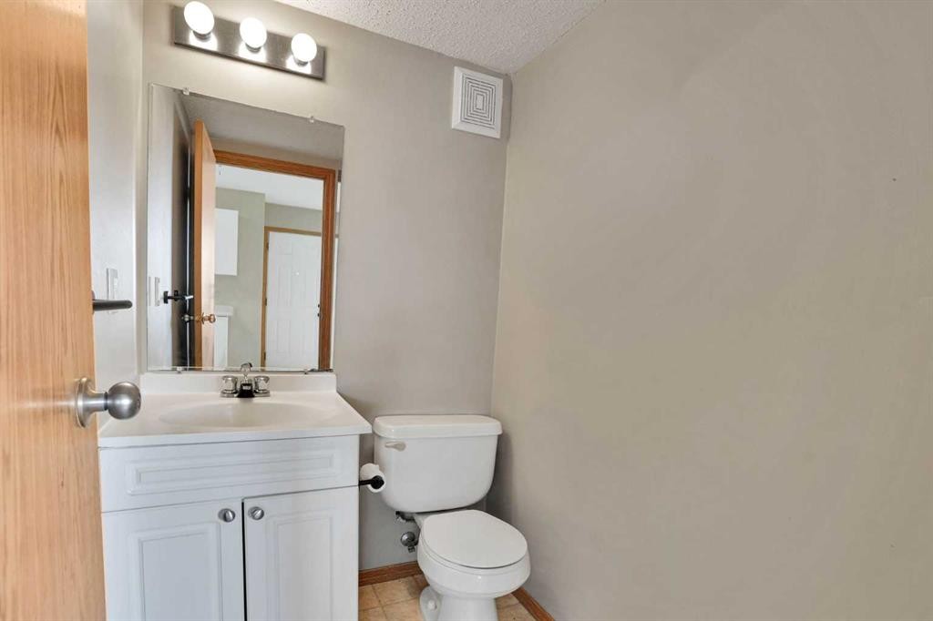 575-100 Jordan Parkway, Red Deer, AB - Indoor Photo Showing Bathroom
