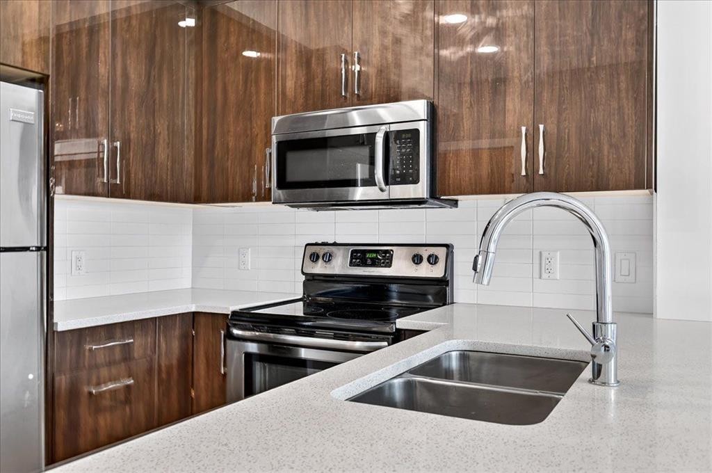 304-607 17 Avenue Nw, Calgary, AB - Indoor Photo Showing Kitchen With Stainless Steel Kitchen With Double Sink With Upgraded Kitchen