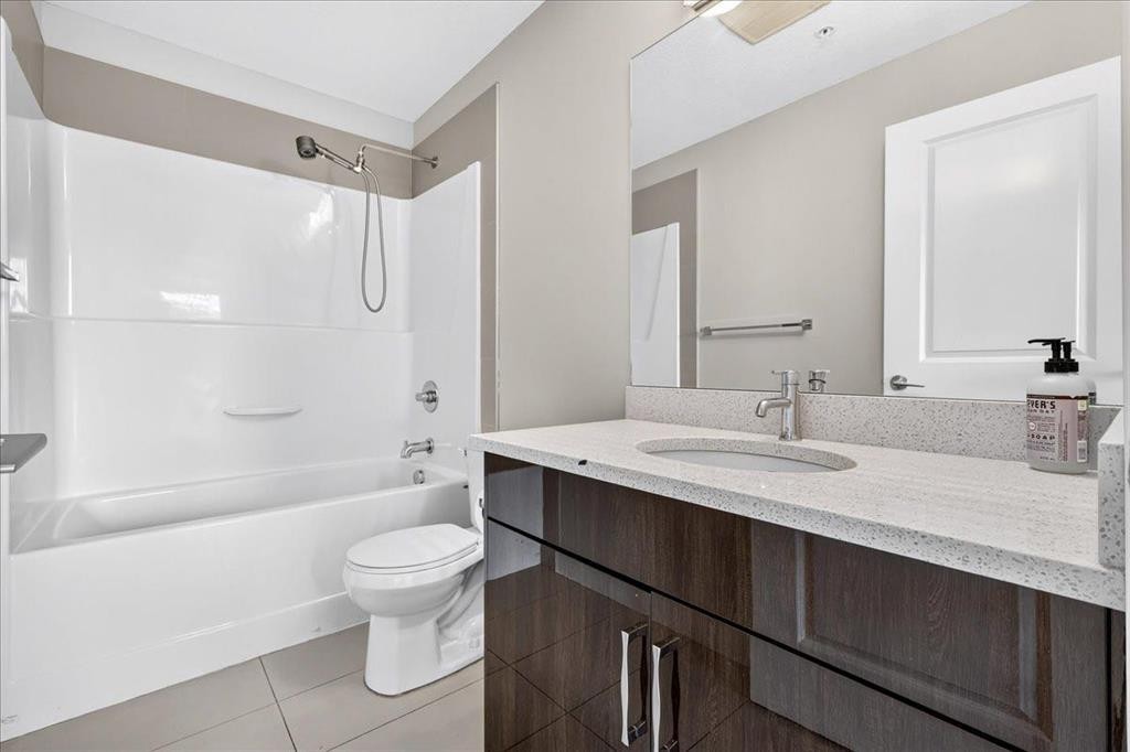 304-607 17 Avenue Nw, Calgary, AB - Indoor Photo Showing Bathroom