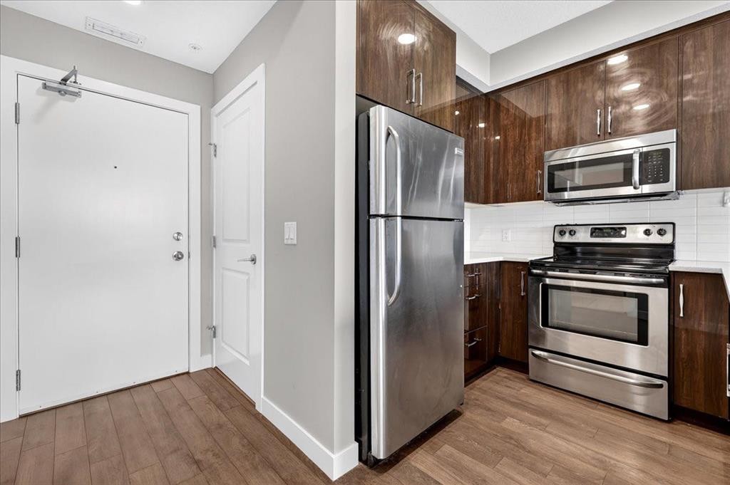 304-607 17 Avenue Nw, Calgary, AB - Indoor Photo Showing Kitchen With Stainless Steel Kitchen