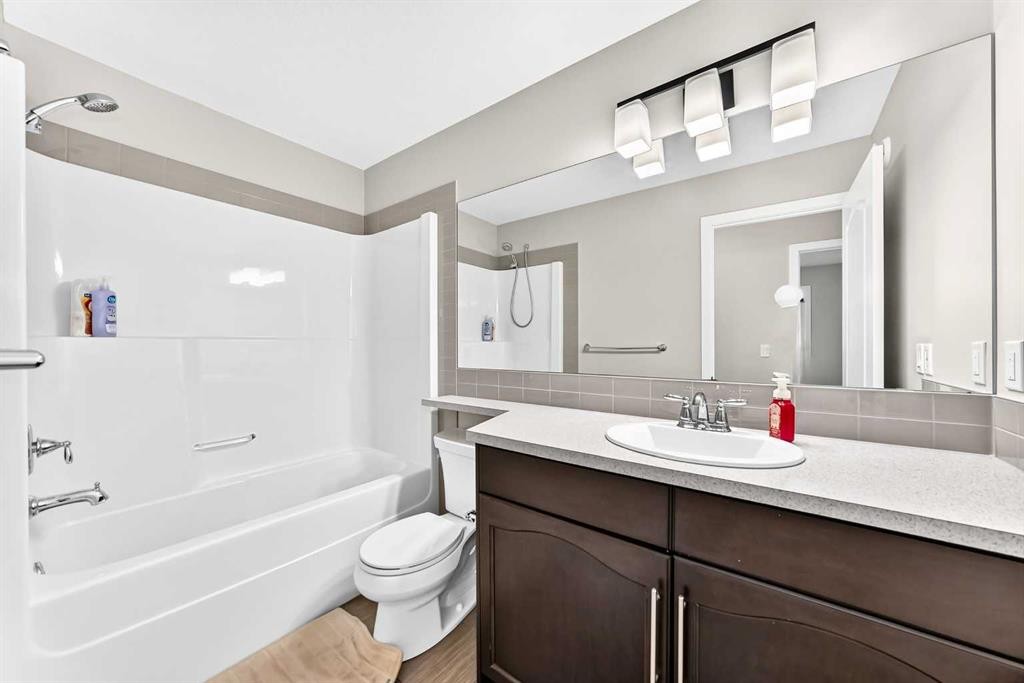 296 Nolancrest Heights Nw, Calgary, AB - Indoor Photo Showing Bathroom