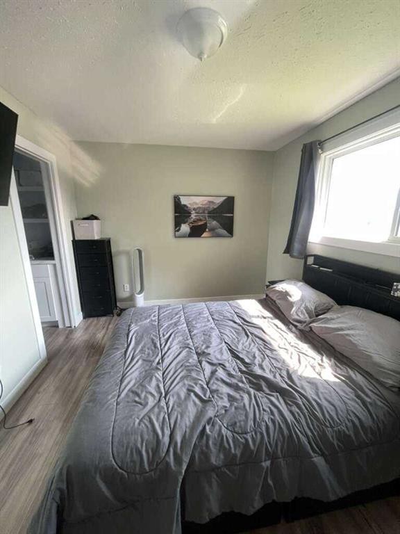 10 Chow Avenue Se, Medicine Hat, AB - Indoor Photo Showing Bedroom