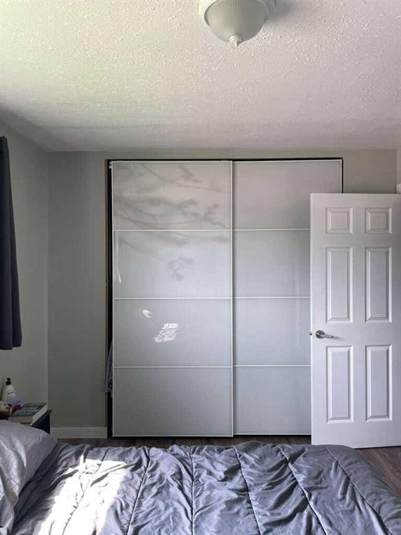 10 Chow Avenue Se, Medicine Hat, AB - Indoor Photo Showing Bedroom