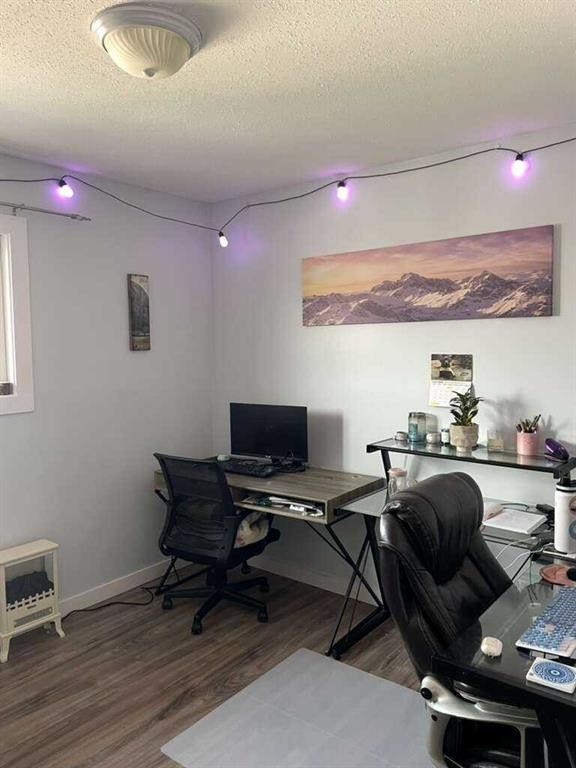 10 Chow Avenue Se, Medicine Hat, AB - Indoor Photo Showing Office