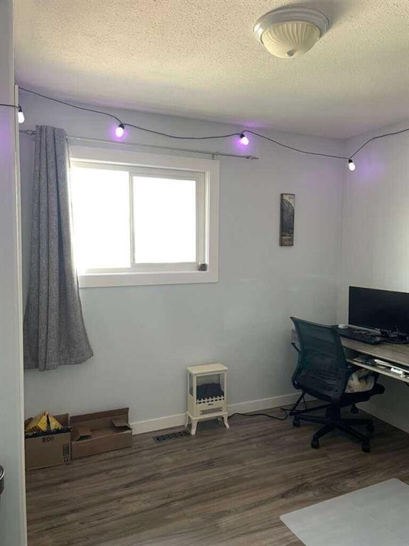 10 Chow Avenue Se, Medicine Hat, AB - Indoor Photo Showing Other Room