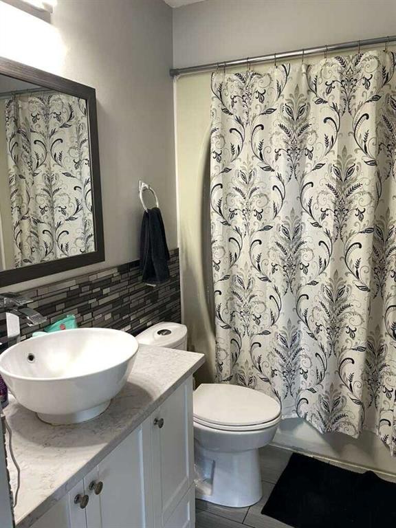 10 Chow Avenue Se, Medicine Hat, AB - Indoor Photo Showing Bathroom
