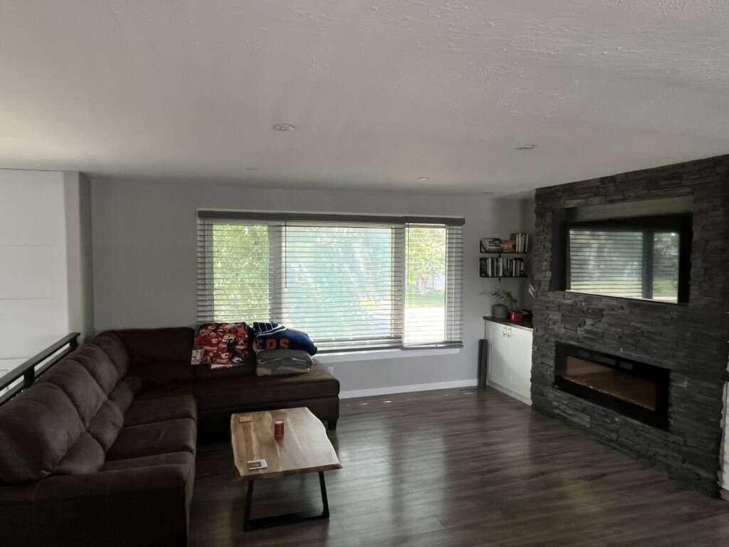 10 Chow Avenue Se, Medicine Hat, AB - Indoor Photo Showing Living Room With Fireplace
