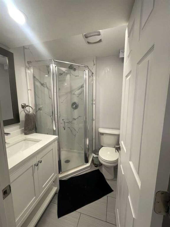 10 Chow Avenue Se, Medicine Hat, AB - Indoor Photo Showing Bathroom