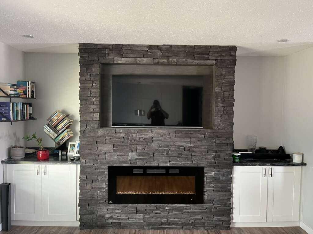 10 Chow Avenue Se, Medicine Hat, AB - Indoor Photo Showing Living Room With Fireplace