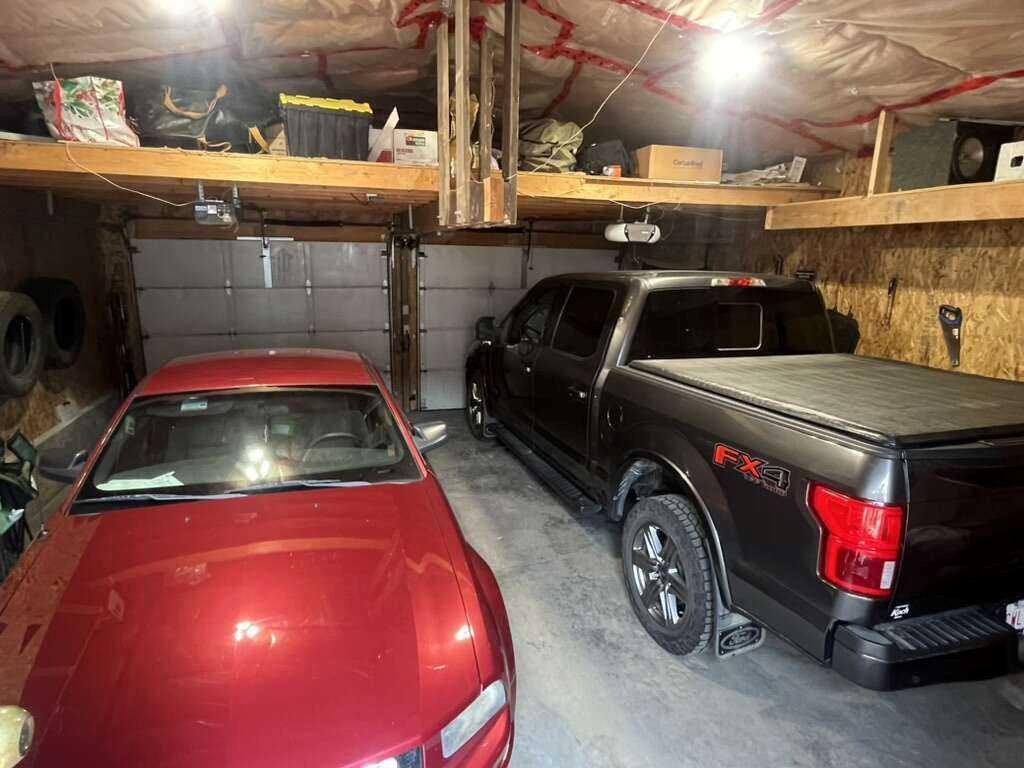 10 Chow Avenue Se, Medicine Hat, AB - Indoor Photo Showing Garage