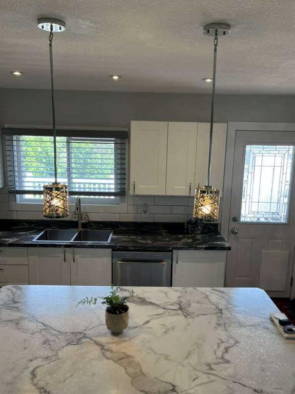 10 Chow Avenue Se, Medicine Hat, AB - Indoor Photo Showing Kitchen With Double Sink