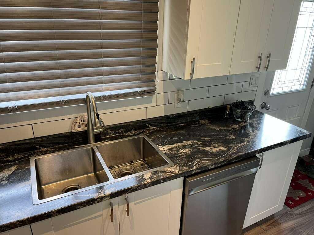 10 Chow Avenue Se, Medicine Hat, AB - Indoor Photo Showing Kitchen With Double Sink