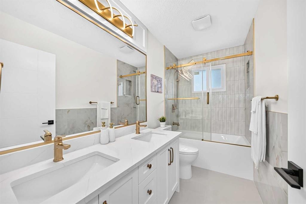 808 Avonlea Place Se, Calgary, AB - Indoor Photo Showing Bathroom